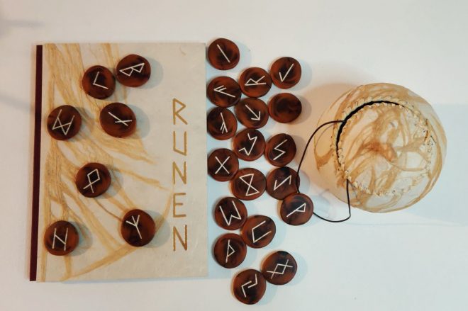 Eiben- Runenset mit Blattsilber