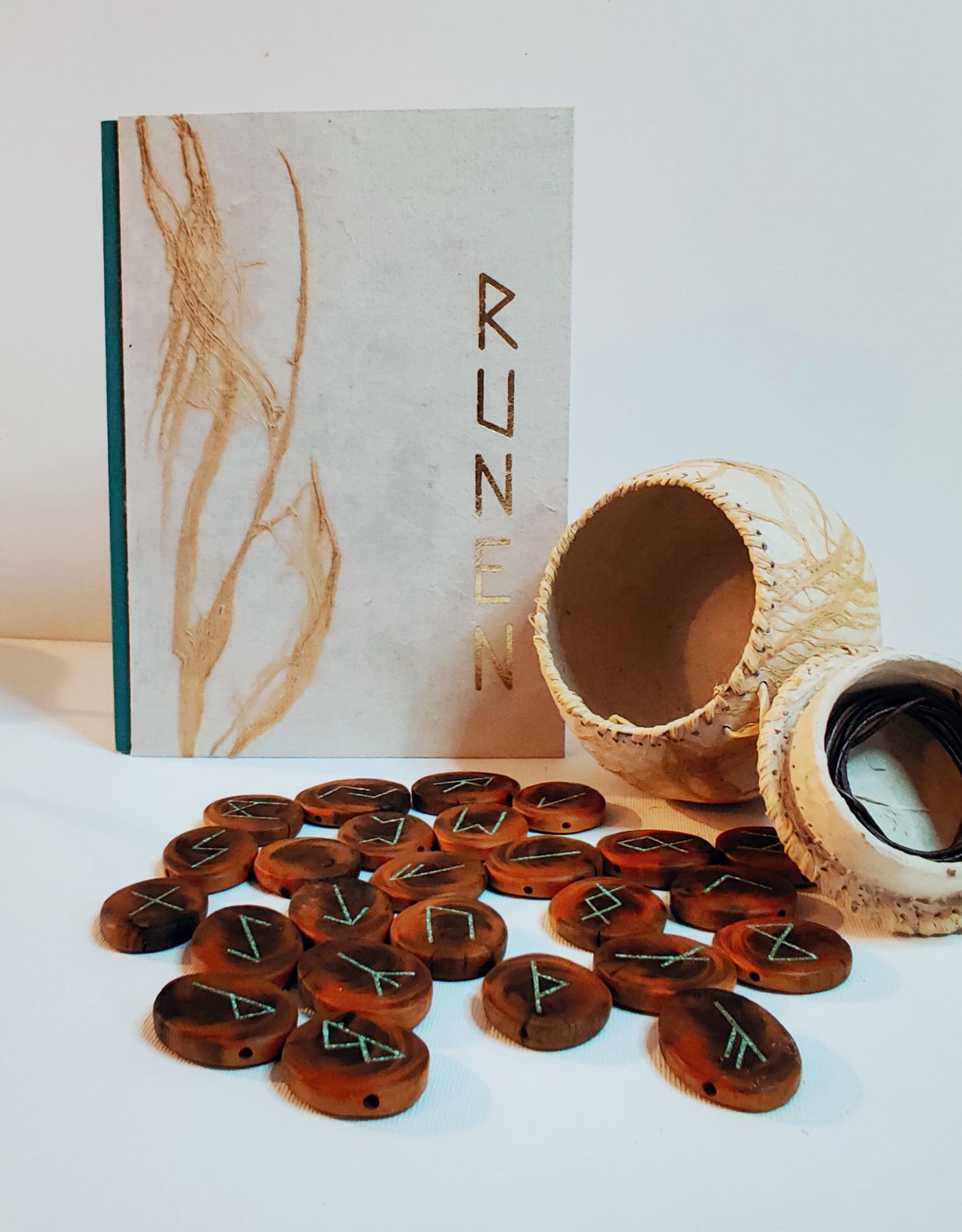 Eiben- Runenset mit blauem Türkis