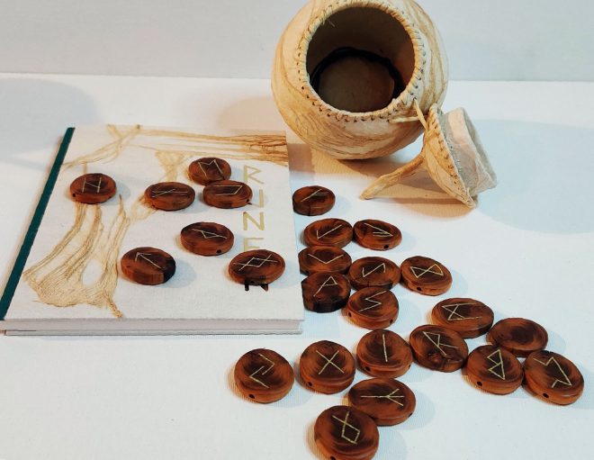 Eiben- Runenset mit grünem Türkis