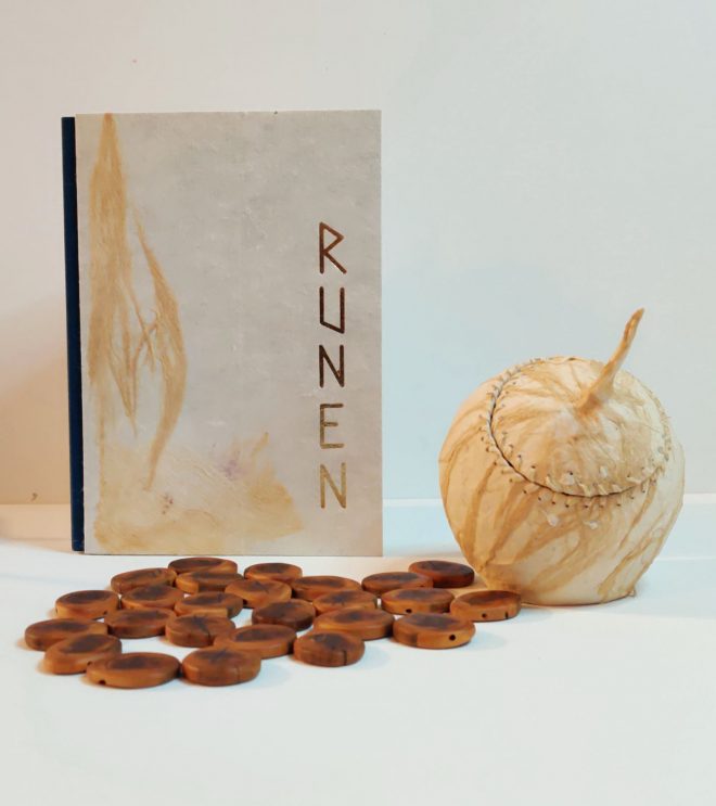 Eiben- Runenset mit Lapislazuli 1