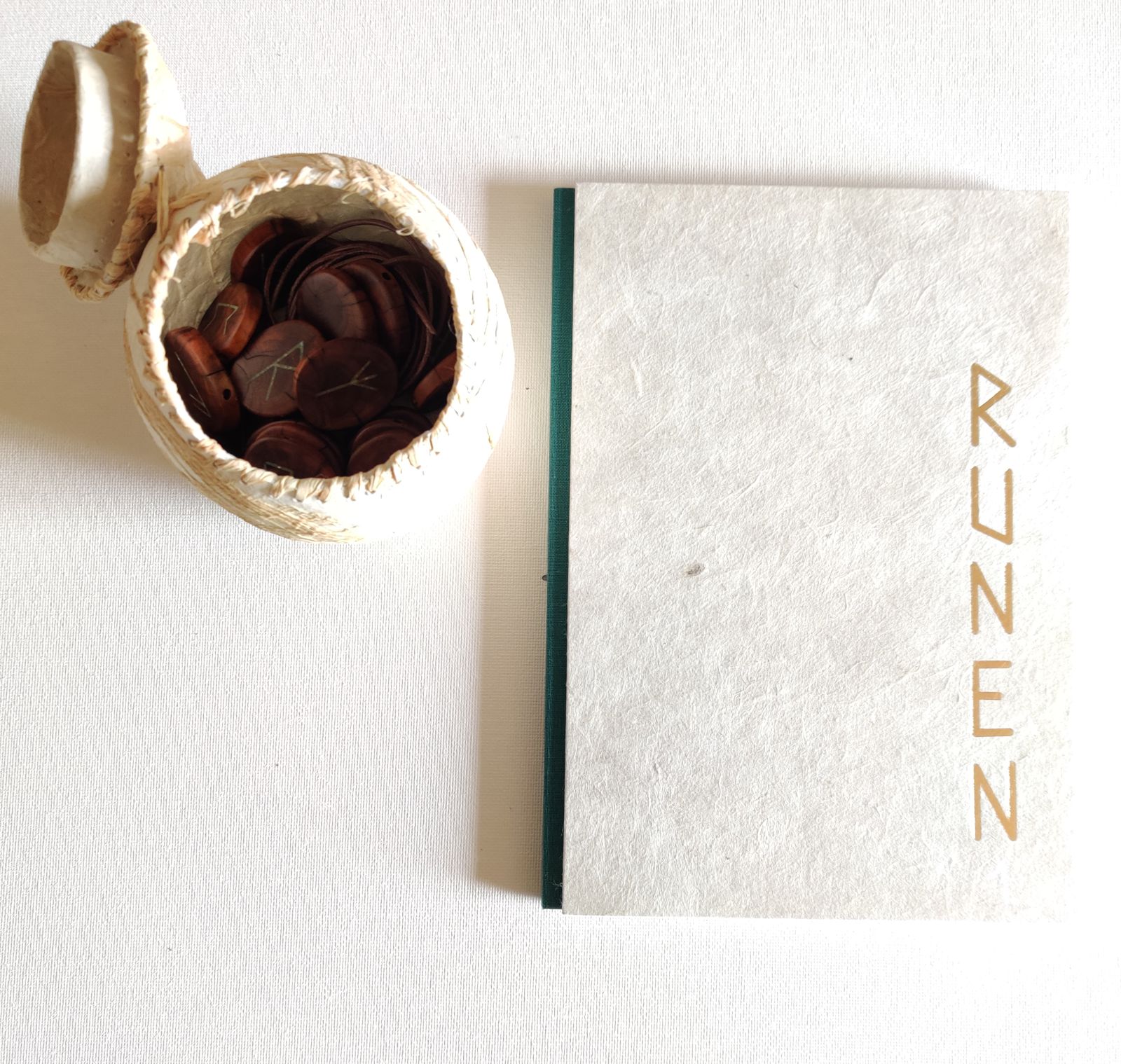 Eiben- Runenset mit Amazonit – Bild 4