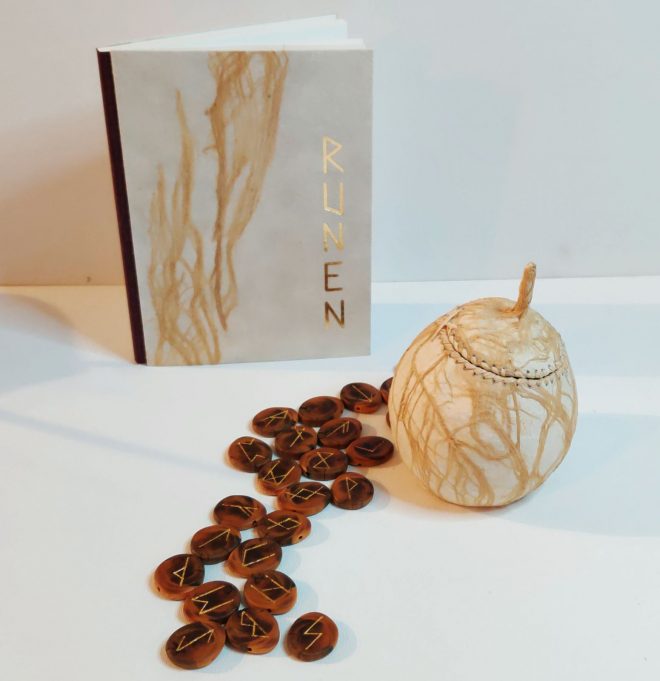 Eiben- Runenset mit Blattgold 1