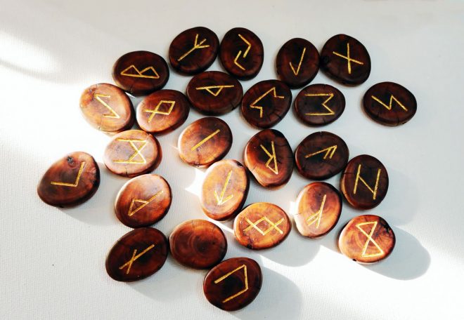 Eiben- Runenset mit Blattgold 11