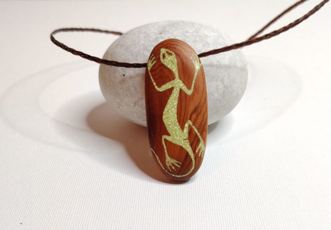 Eiben-Amulett mit Echse aus grünem Türkis