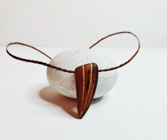 Eibenamulett mit Goldlinie