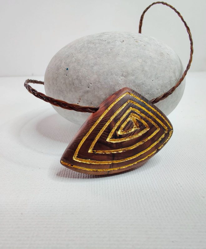 Eibenamulett mit Spirale aus Blattgold 1