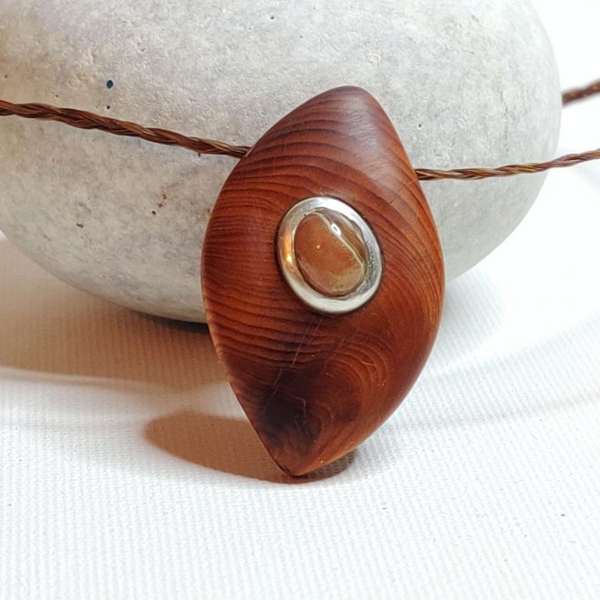 Eiben-Amulett mit braunem Achat