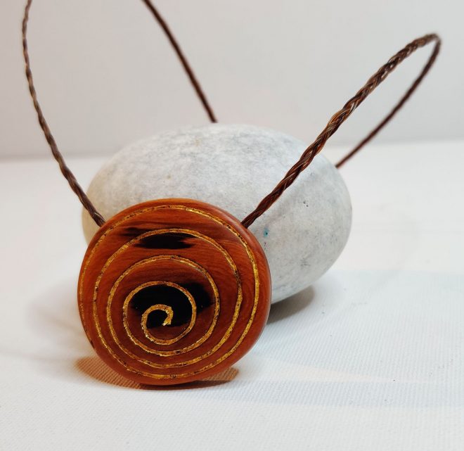 Eiben-Amulett mit runder Spirale aus Blattgold