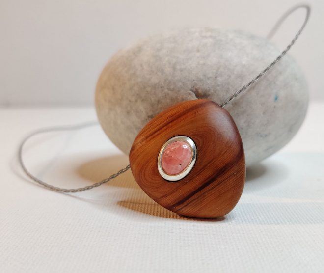 Eiben-Amulett mit Rodokrosit