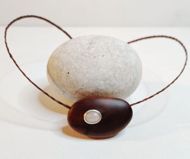 Eiben-Amulett mit Rosenquarz