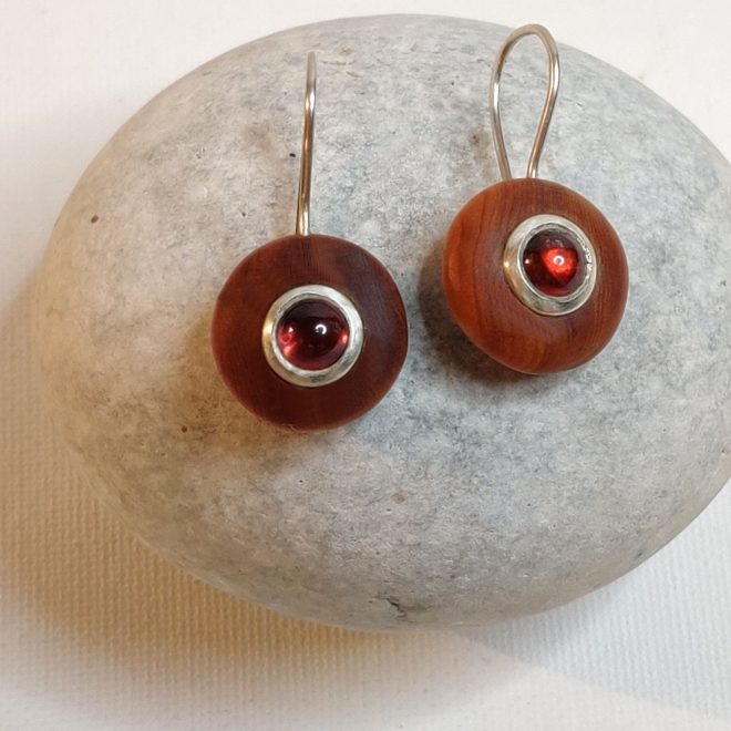 Eiben-Ohrhänger mit rotem Turmalin