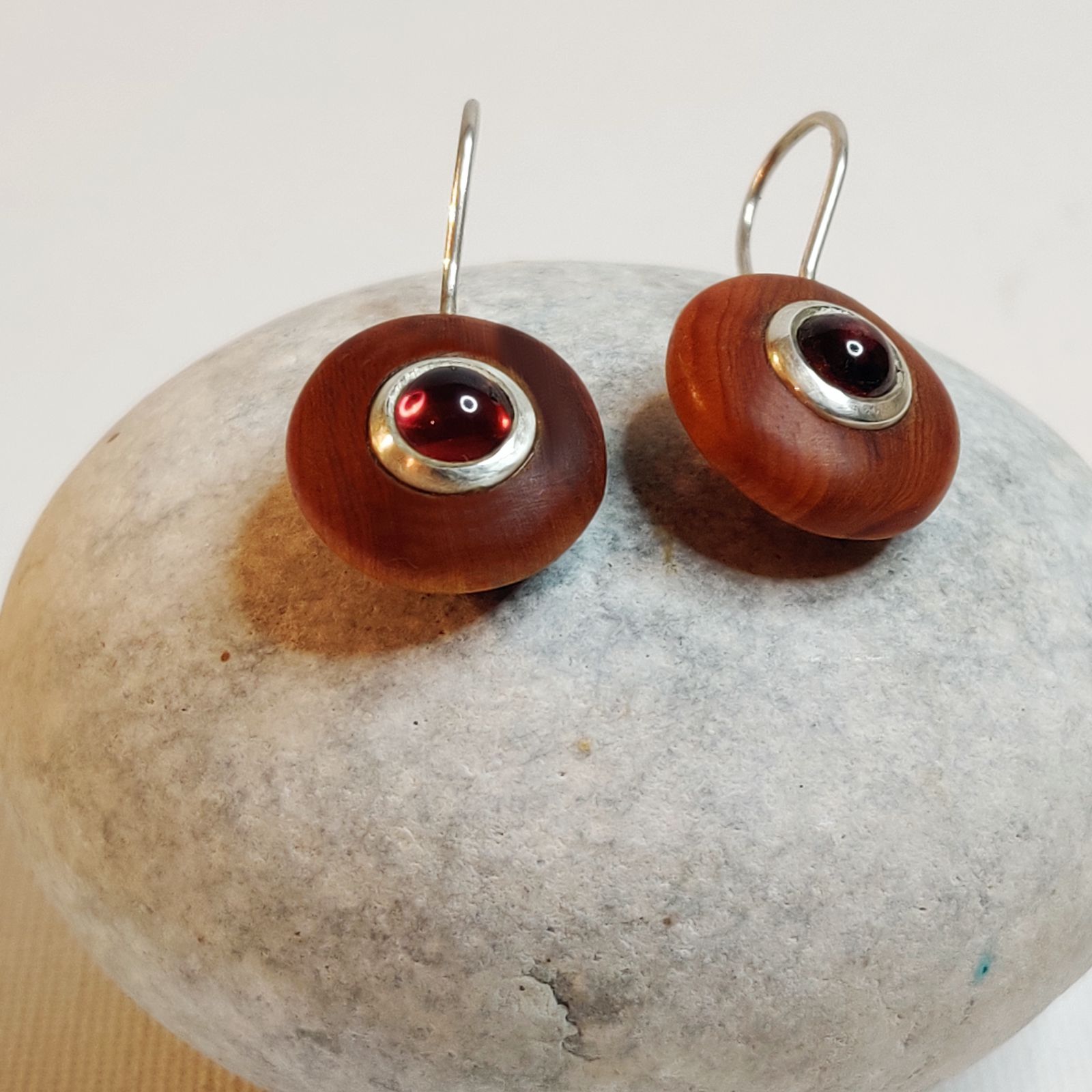 Eiben-Ohrhänger mit rotem Turmalin – Bild 6