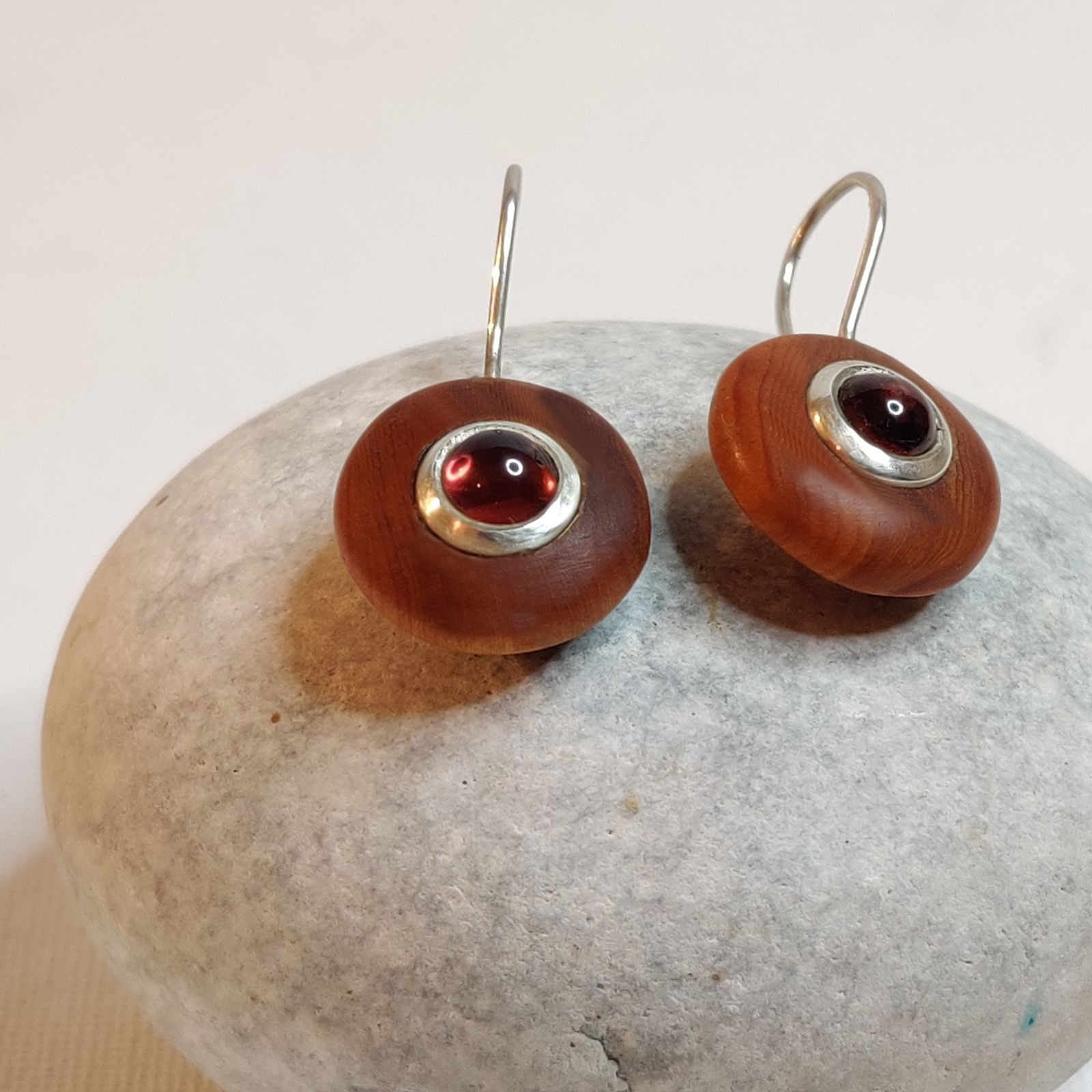 Eiben-Ohrhänger mit rotem Turmalin – Bild 4