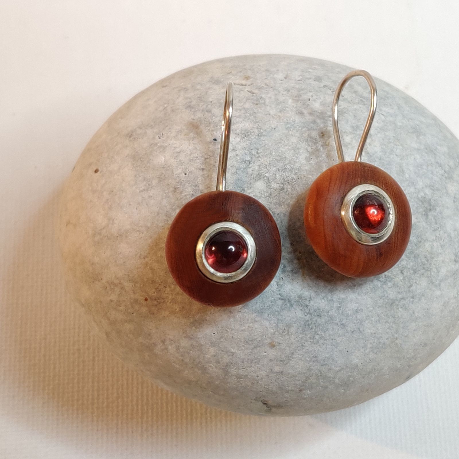 Eiben-Ohrhänger mit rotem Turmalin – Bild 2