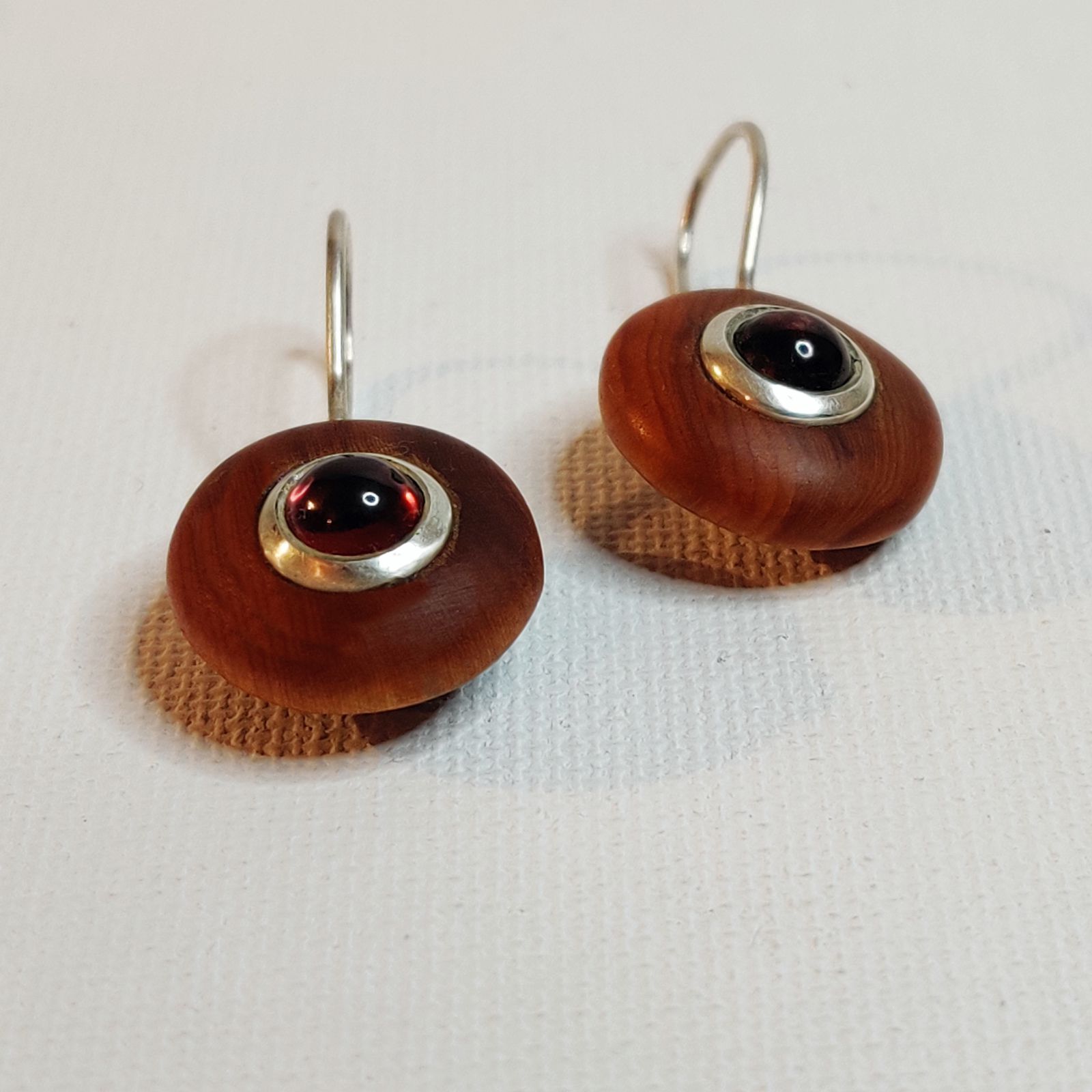 Eiben-Ohrhänger mit rotem Turmalin – Bild 5