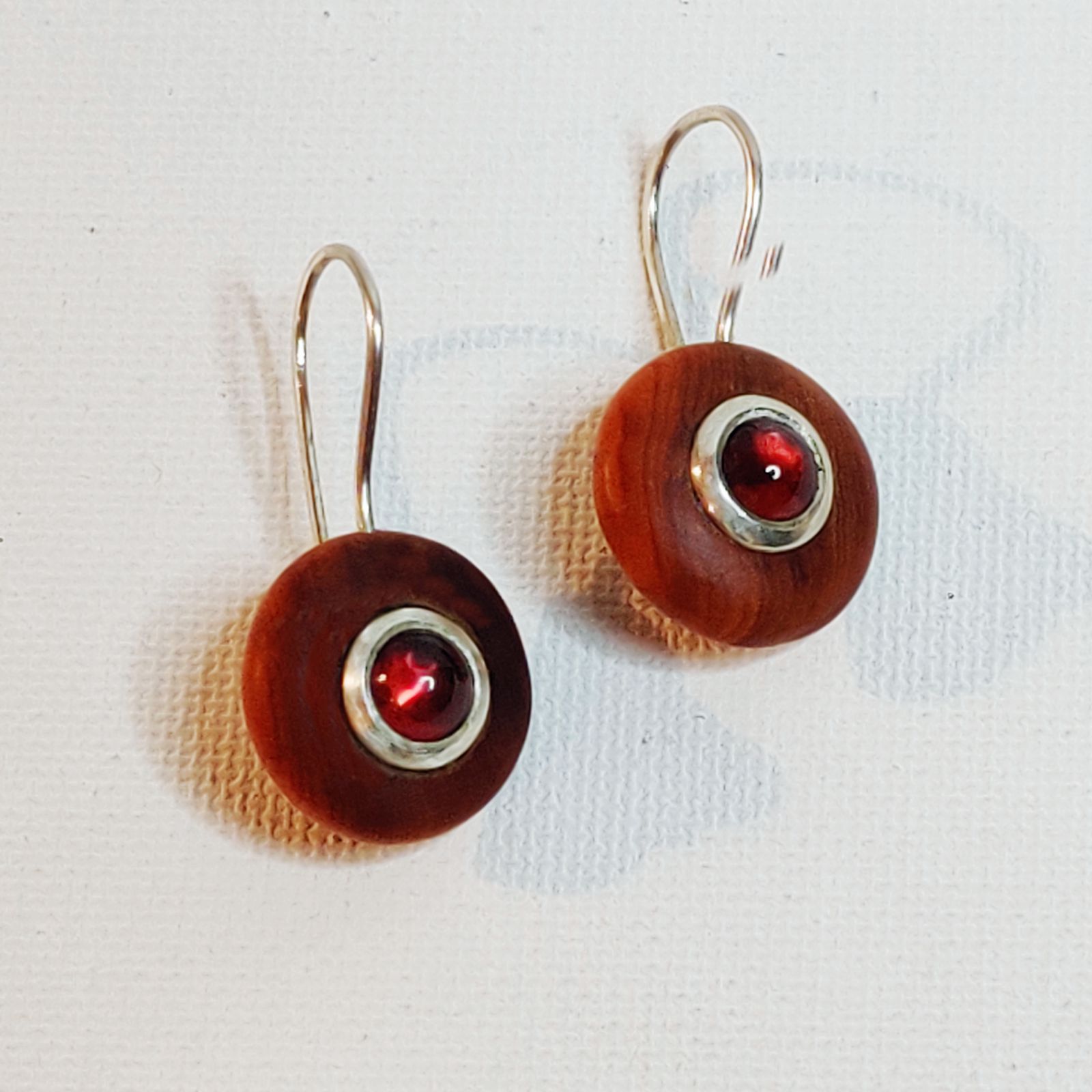 Eiben-Ohrhänger mit rotem Turmalin – Bild 3